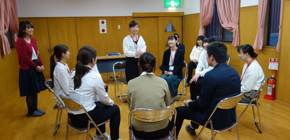 グループワークをする保育士