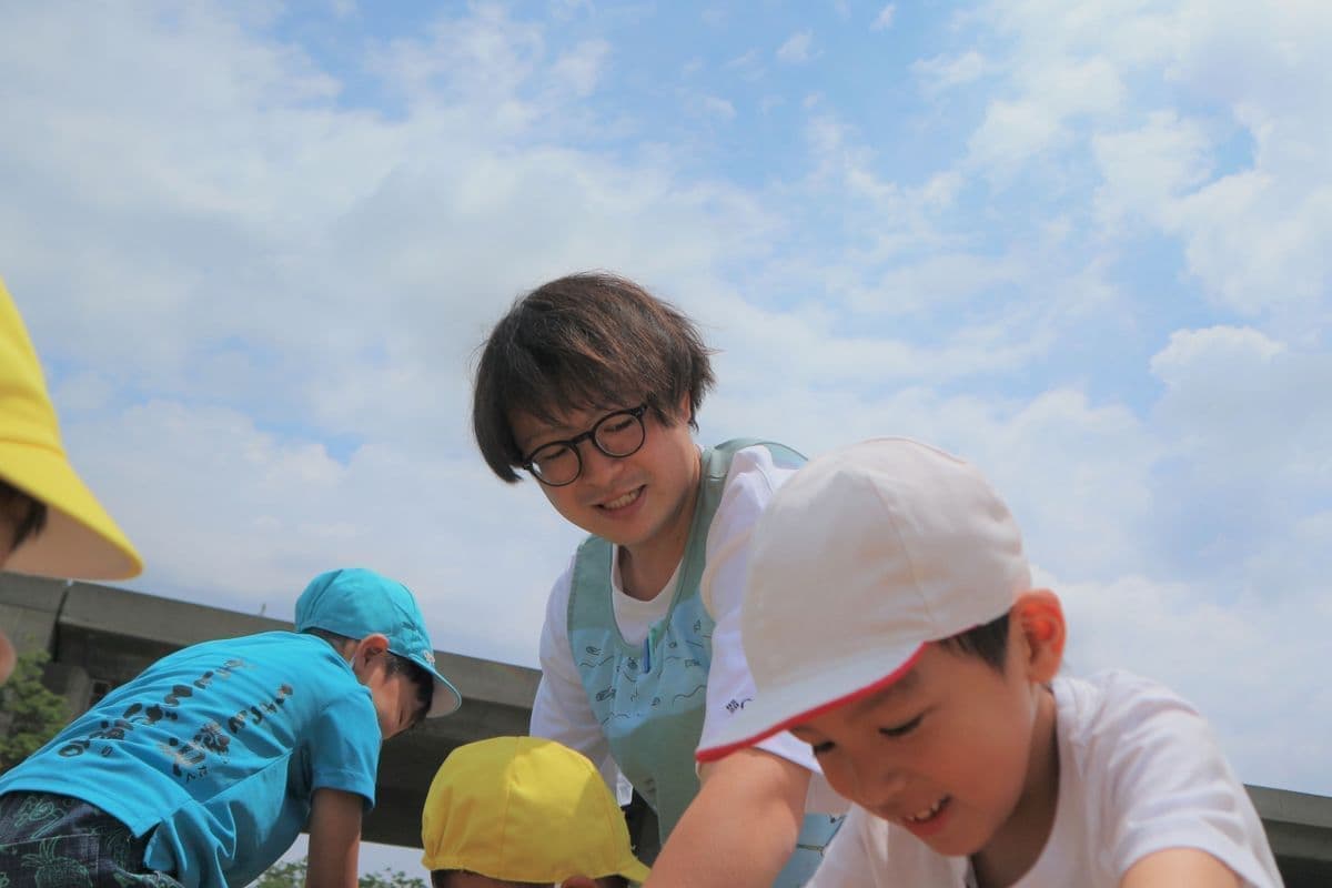 青空と男性保育士