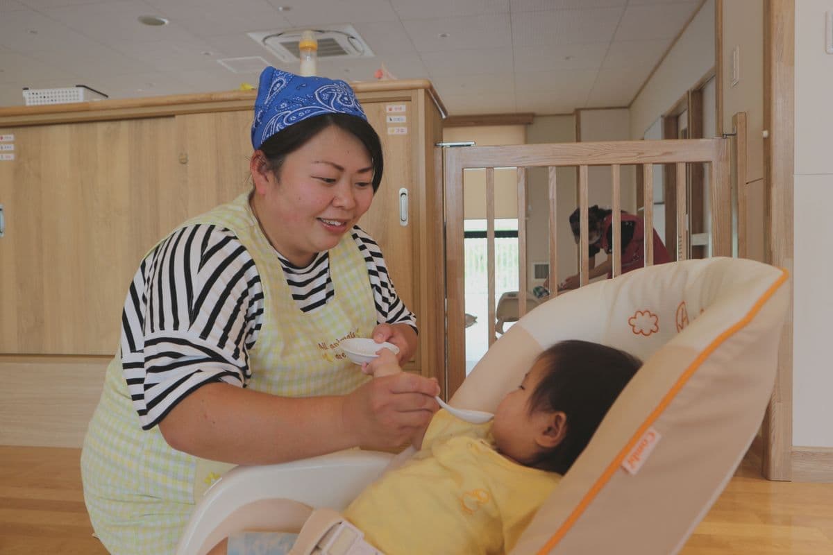 赤ちゃんと看護師