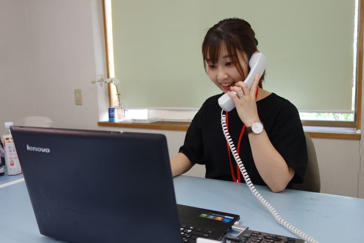 電話をする社会福祉士