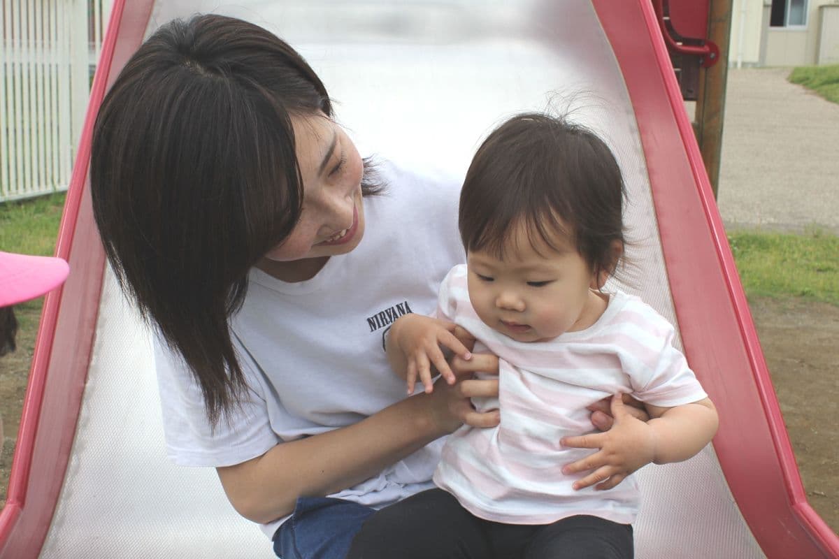 滑り台の親子