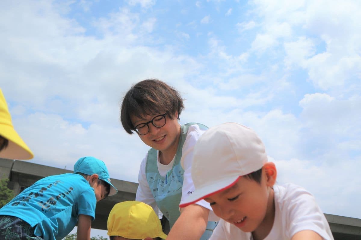 青空と男性保育士