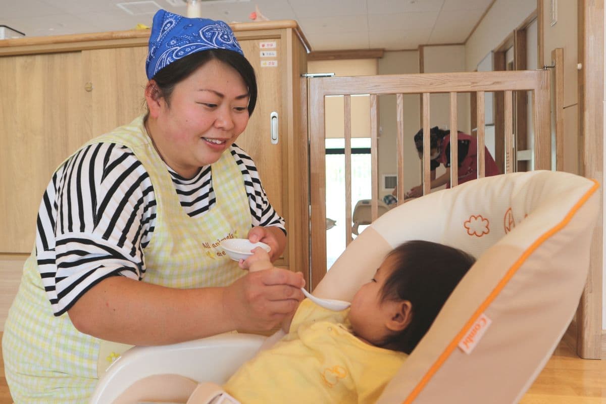 赤ちゃんと看護師