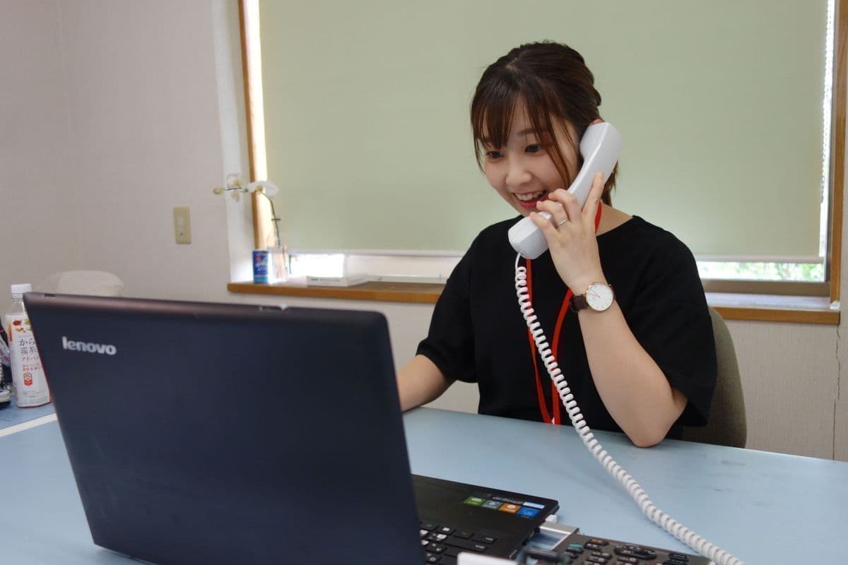 電話をする社会福祉士